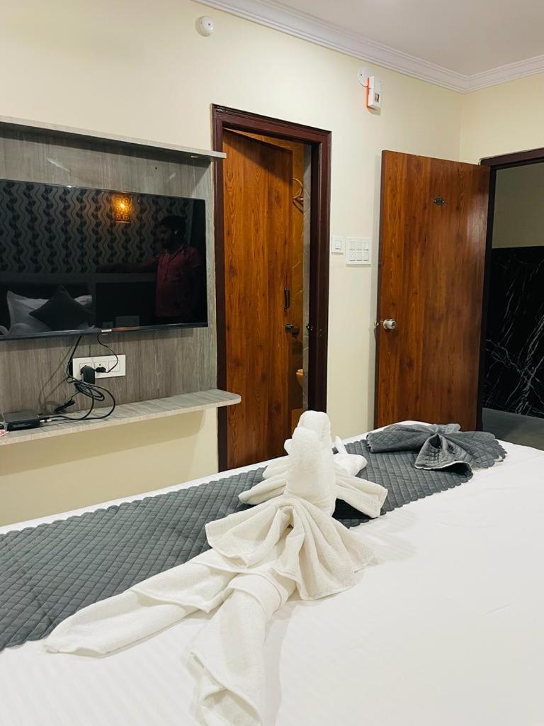 Hotel Blue Petals Shamshabad Exterior photo